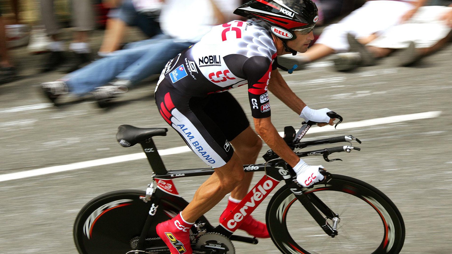 赛道与球场，当F1争冠之夜遇见C罗的绝杀时刻